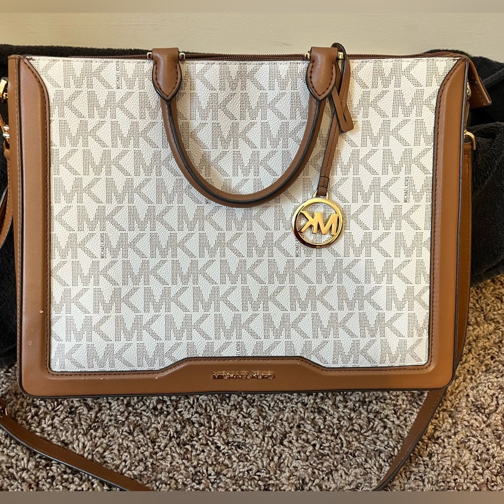 Michael Kors Jessie Signature Tote